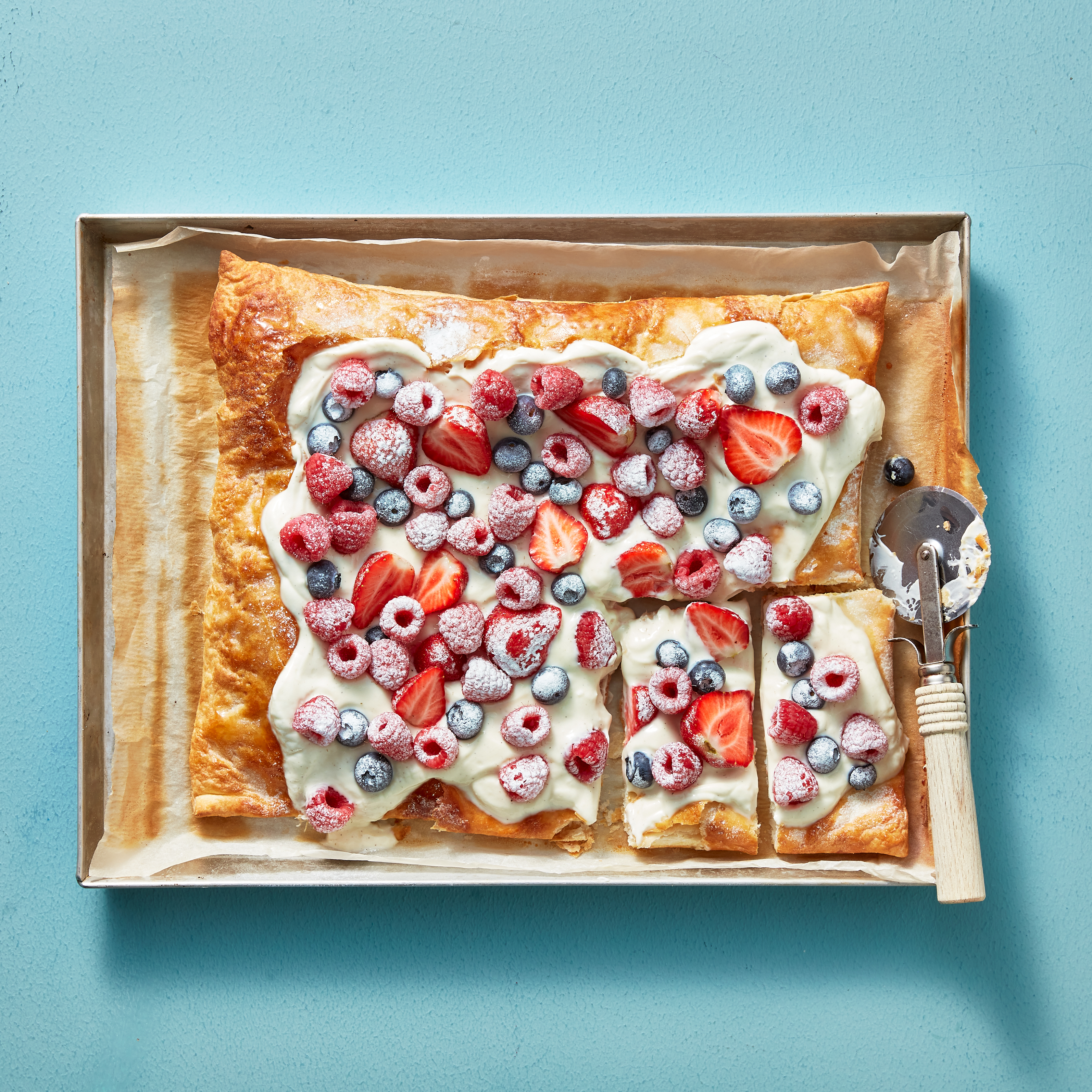Plaattaart met zomers fruit
