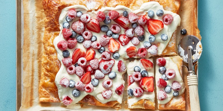 Plaattaart met zomers fruit