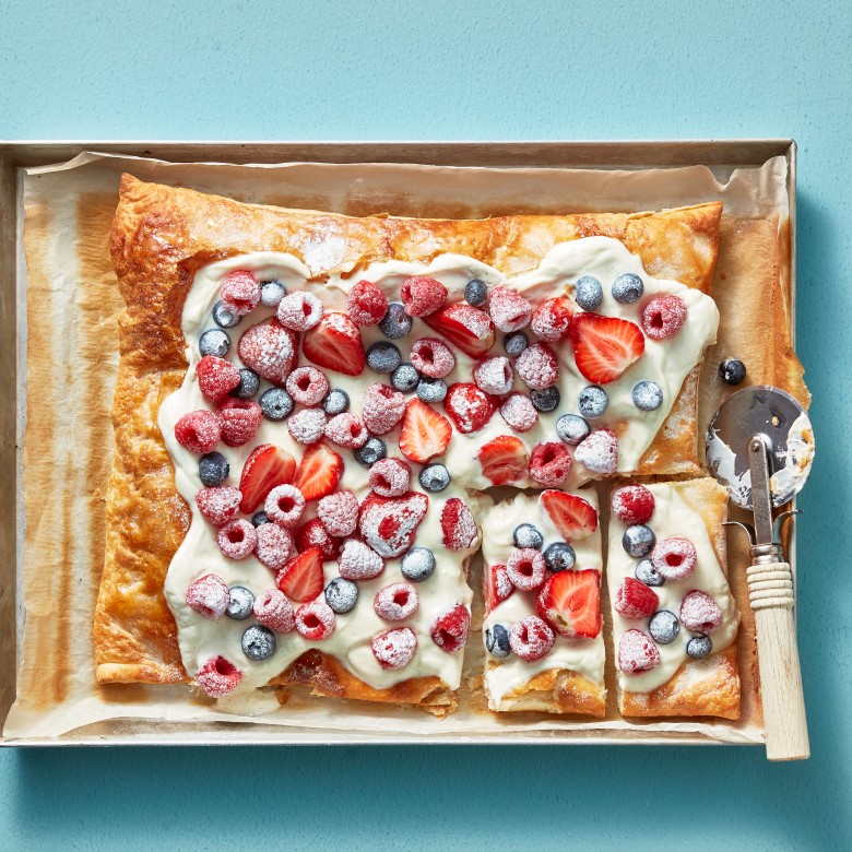 Plaattaart met zomers fruit
