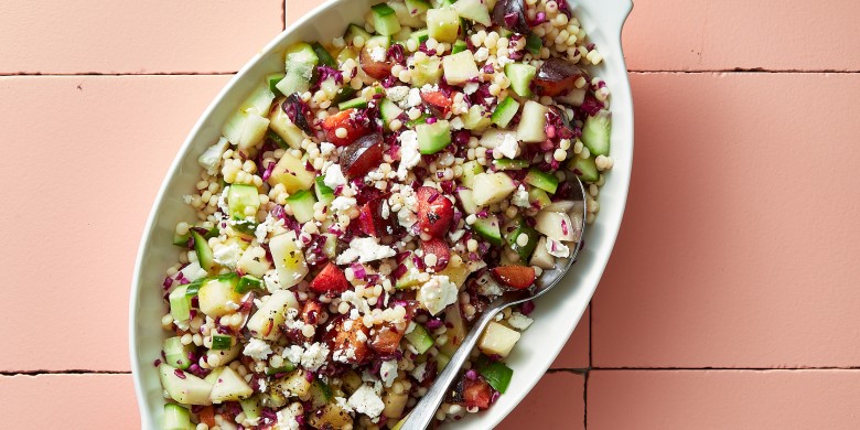 Parelcouscoussalade met pruim, meloen en feta