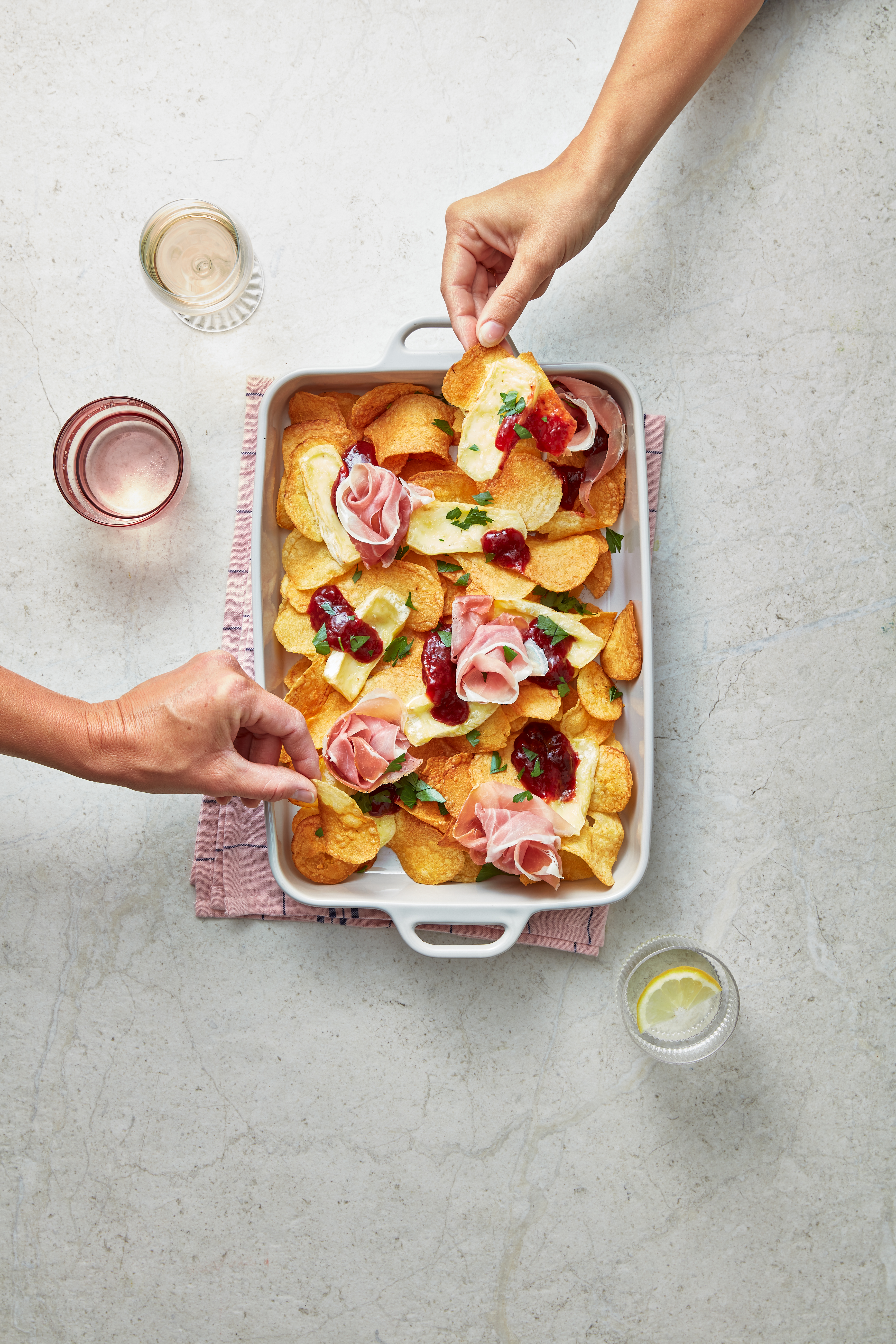 Loaded chips met brie, jam en parmaham