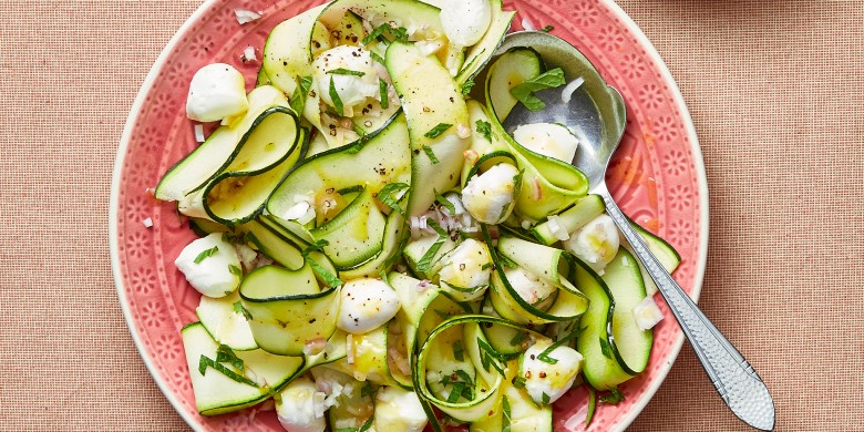 Courgettesalade met mozzarella 