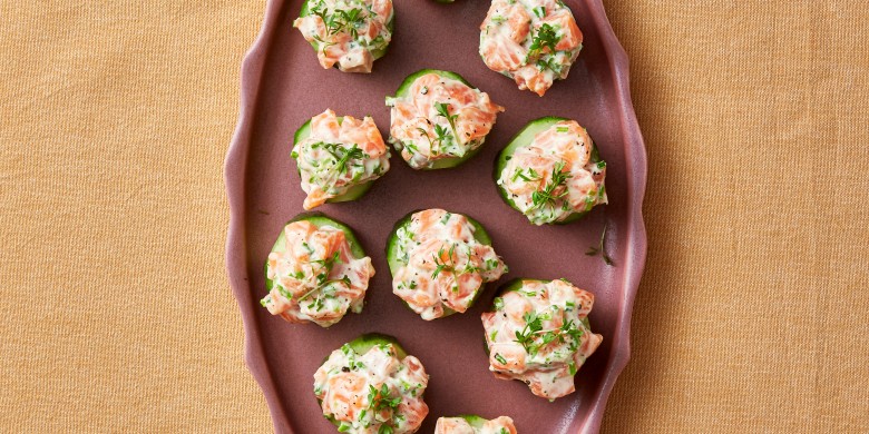 Komkommer met zalmsalade