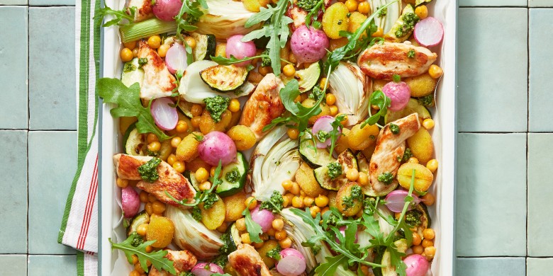 Zomerse gnocchi met kip en pesto
