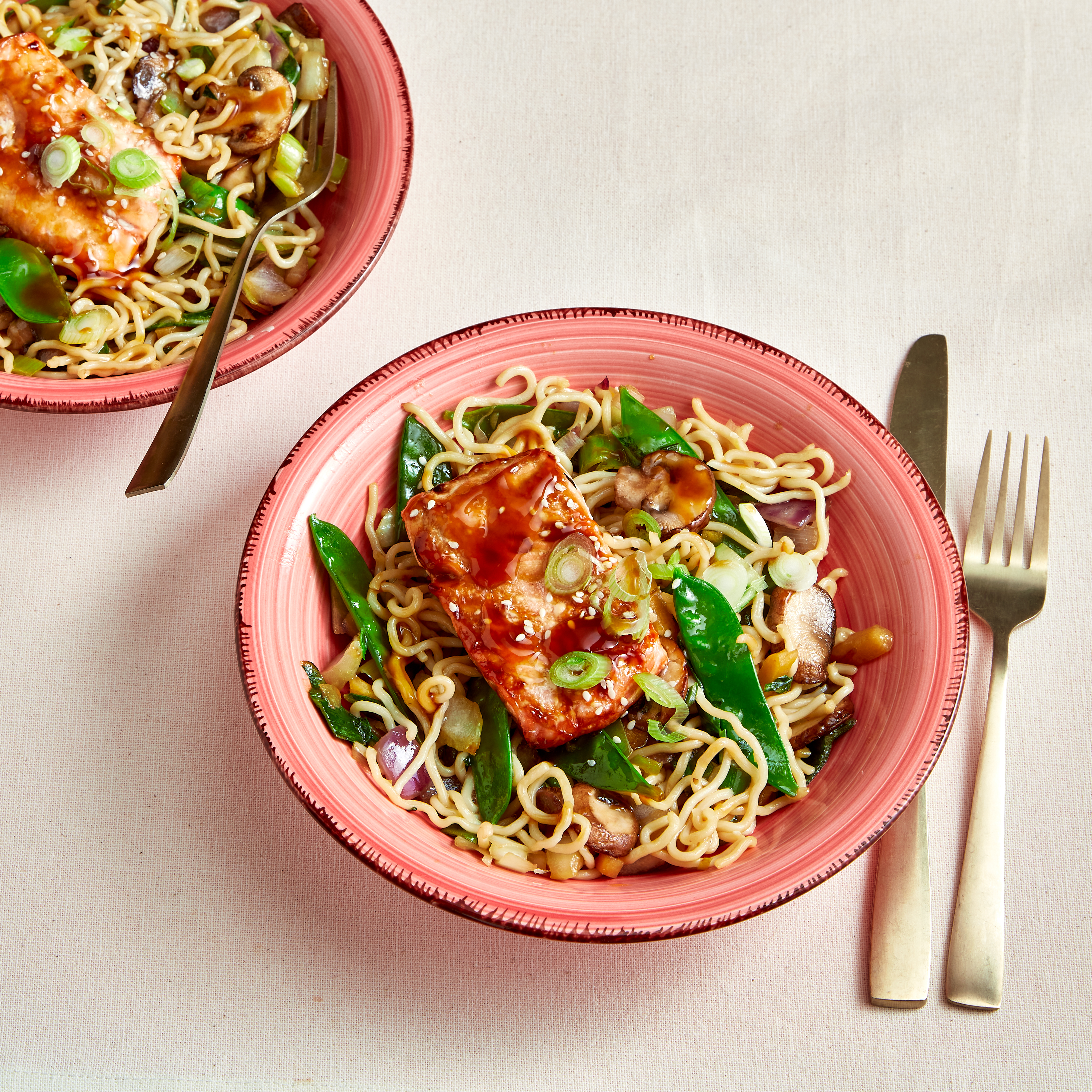 Zomerse woknoedels met zalm en teriyaki