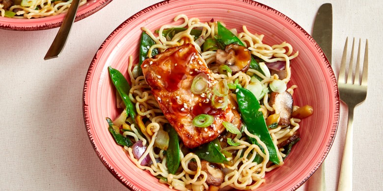 Zomerse woknoedels met zalm en teriyaki