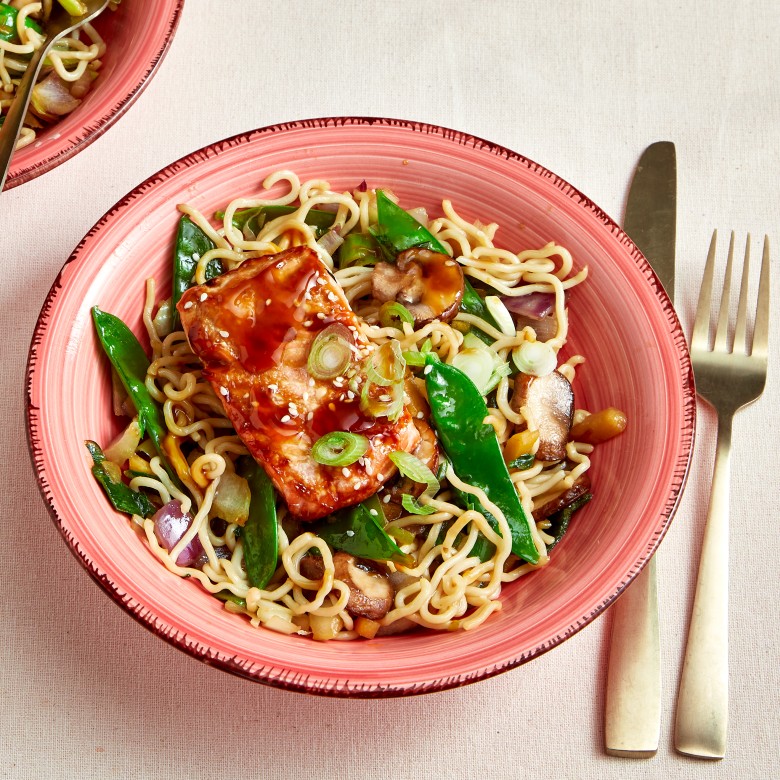 Zomerse woknoedels met zalm en teriyaki