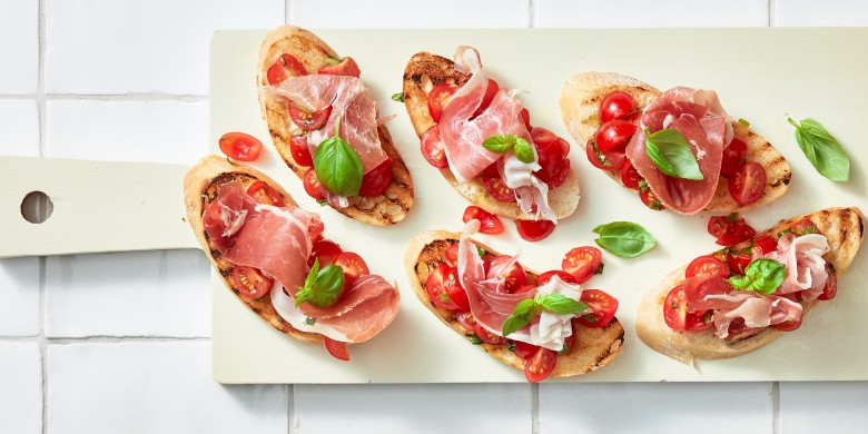 Bruschetta met tomaat, basilicum en ham