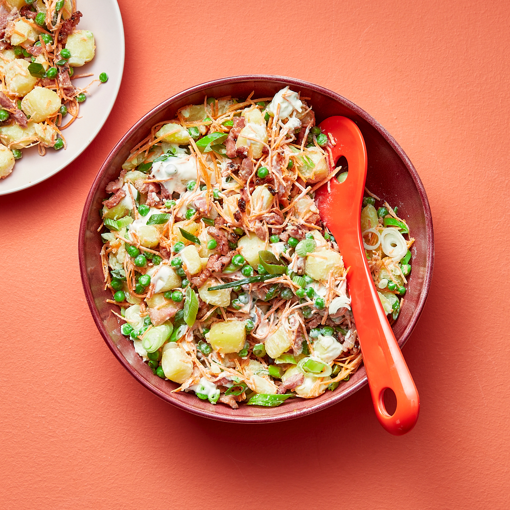 Aardappelsalade met wortel en spekjes