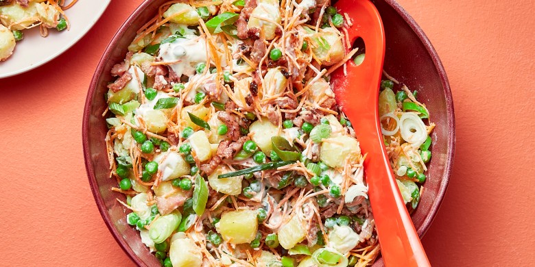 Aardappelsalade met wortel en spekjes