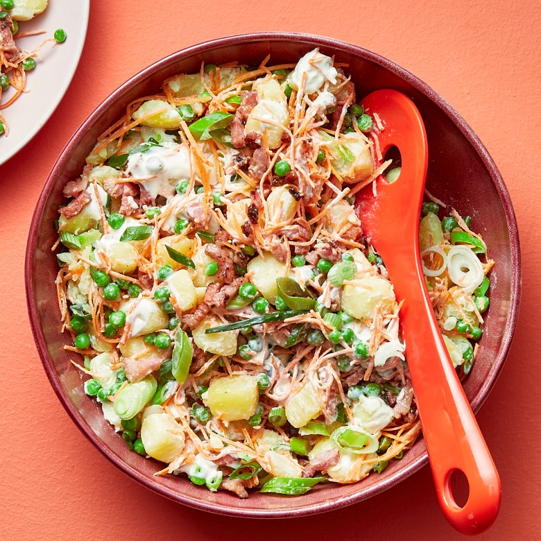 Aardappelsalade met wortel en spekjes