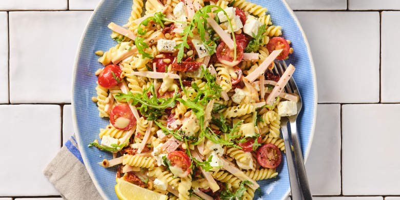 Pastasalade met gerookte kip, tomaatjes en honing-mosterddressing