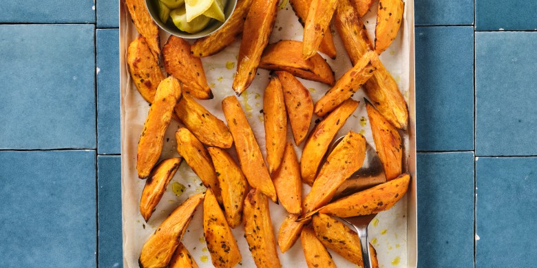 Zoete-aardappelwedges uit de oven met oregano en citroen