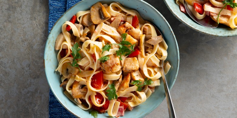 Pasta met kip, groenten en verse roomkaas