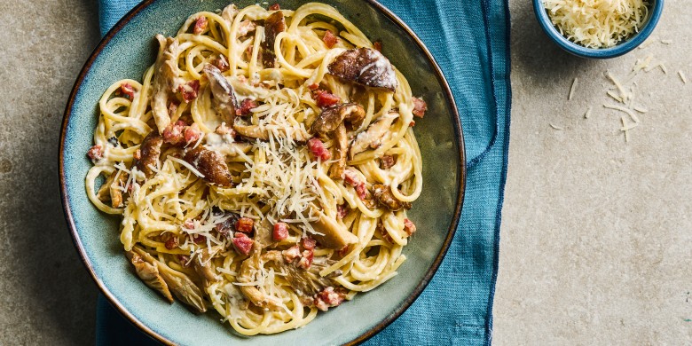 Spaghetti met spekjes en paddenstoelen in roomsaus