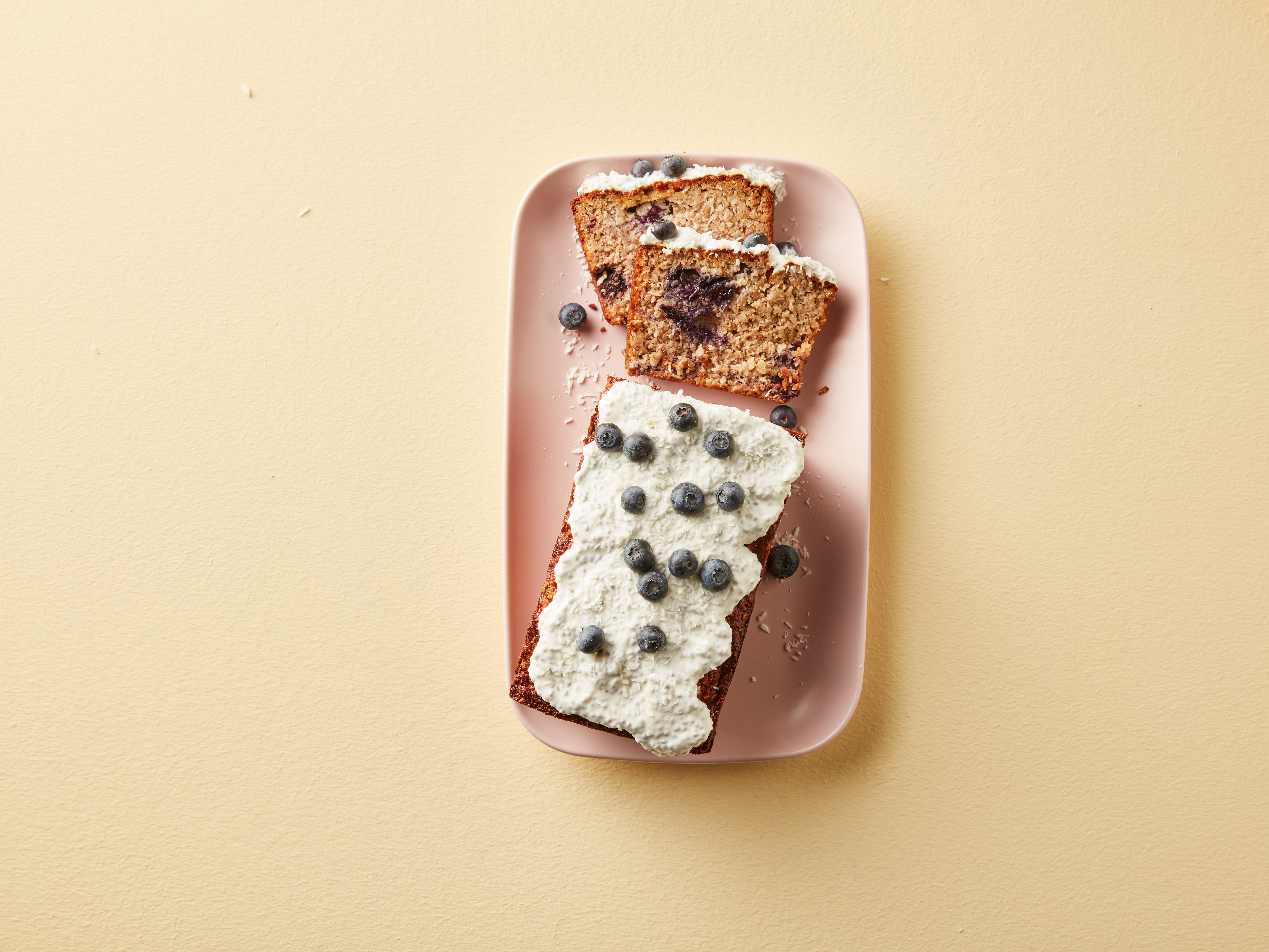 Blauwe bessencake met yoghurtglazuur