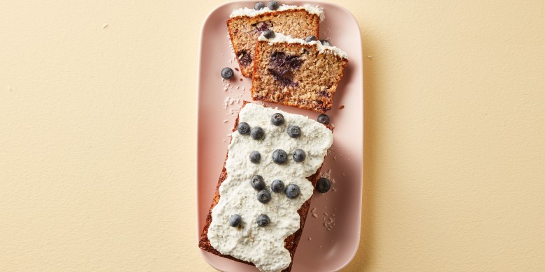 Blauwe bessencake met yoghurtglazuur