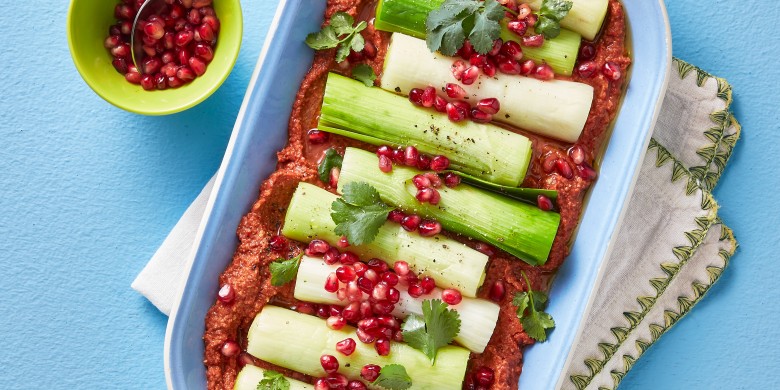 Gestoofde prei met muhammara en granaatappelpitjes