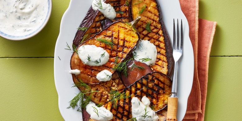 Gegrilde auberginesteaks met knoflook-dilleyoghurt