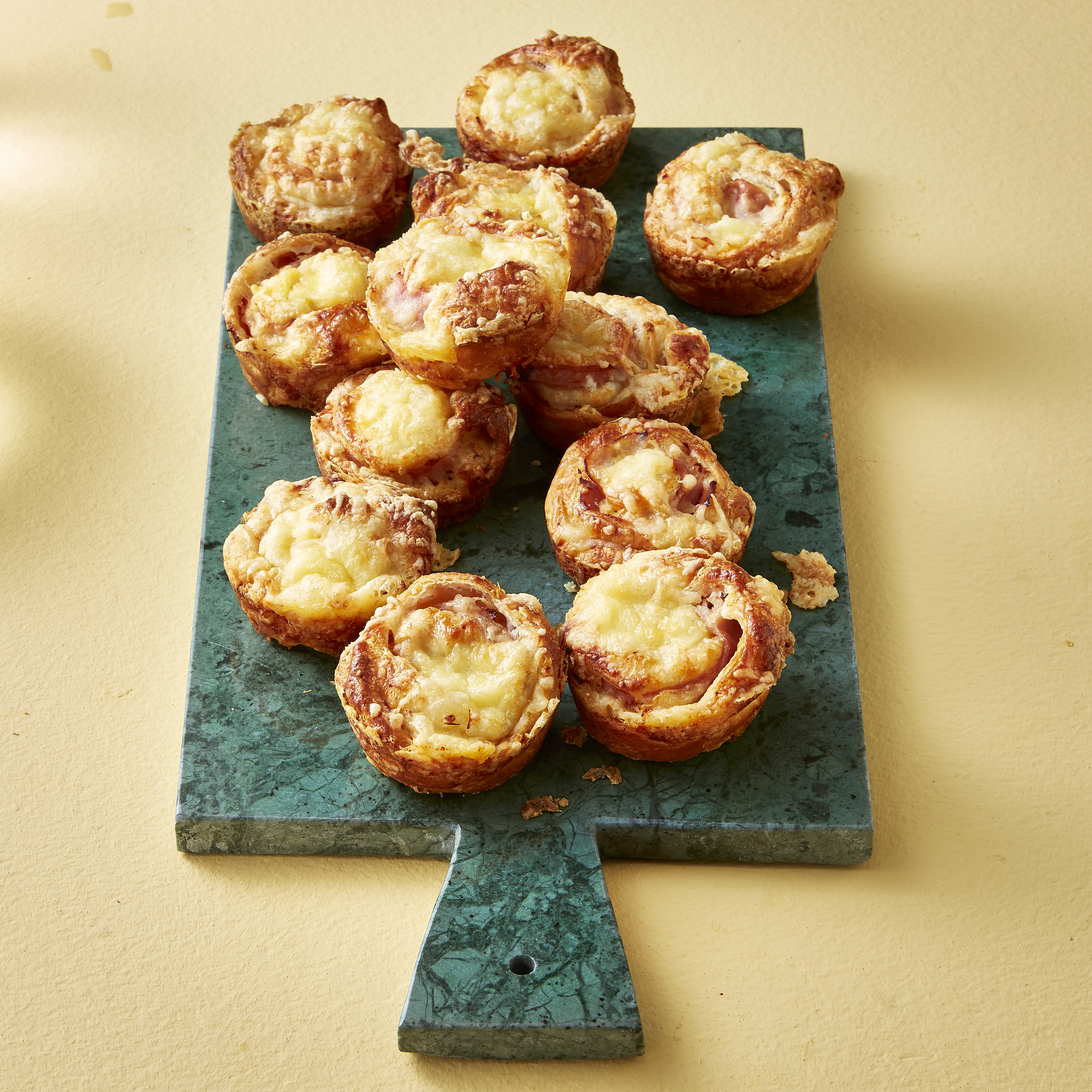 Tosti-cruffins met ham en kaas