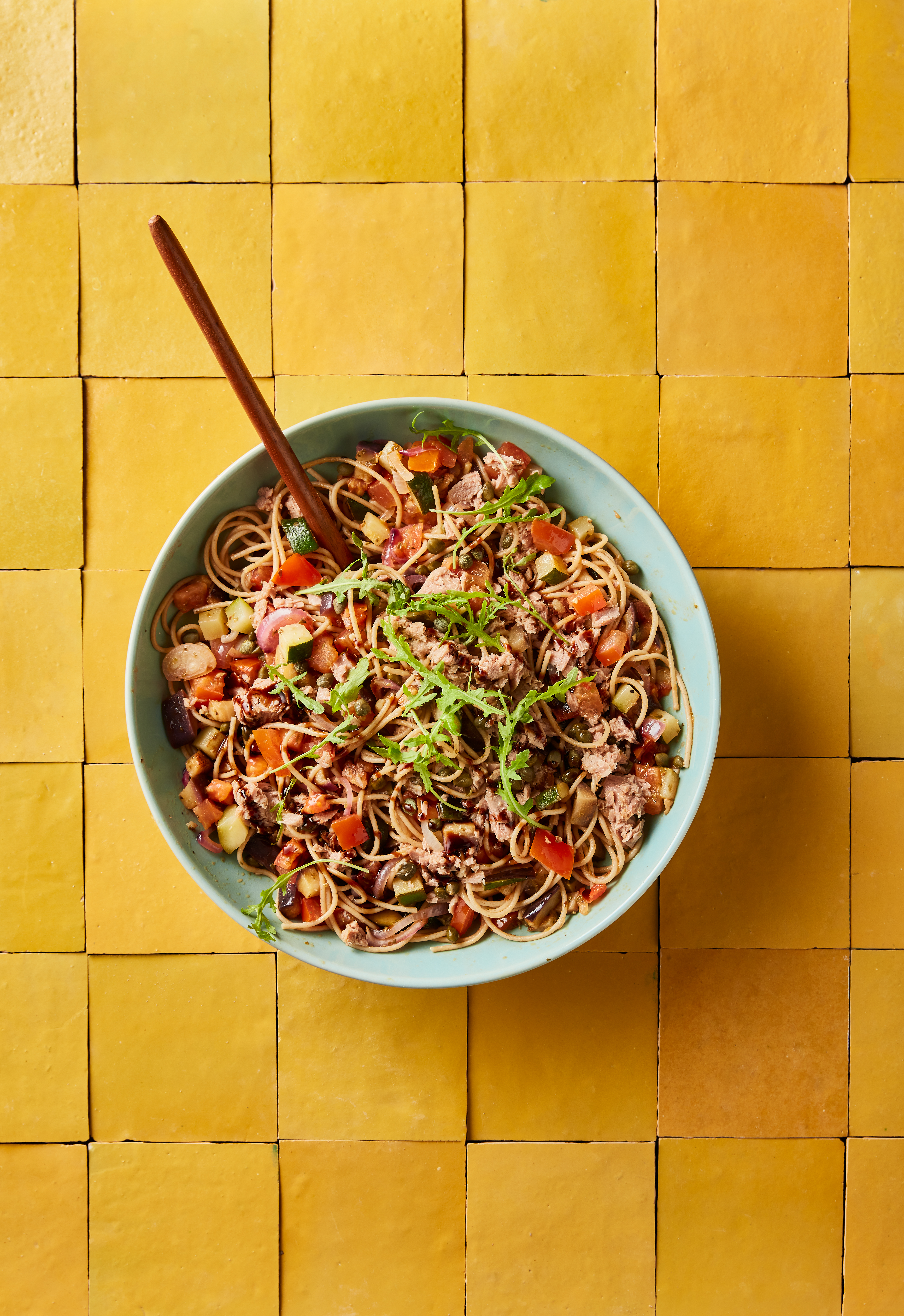 Spaghetti met tonijn in tomatensaus