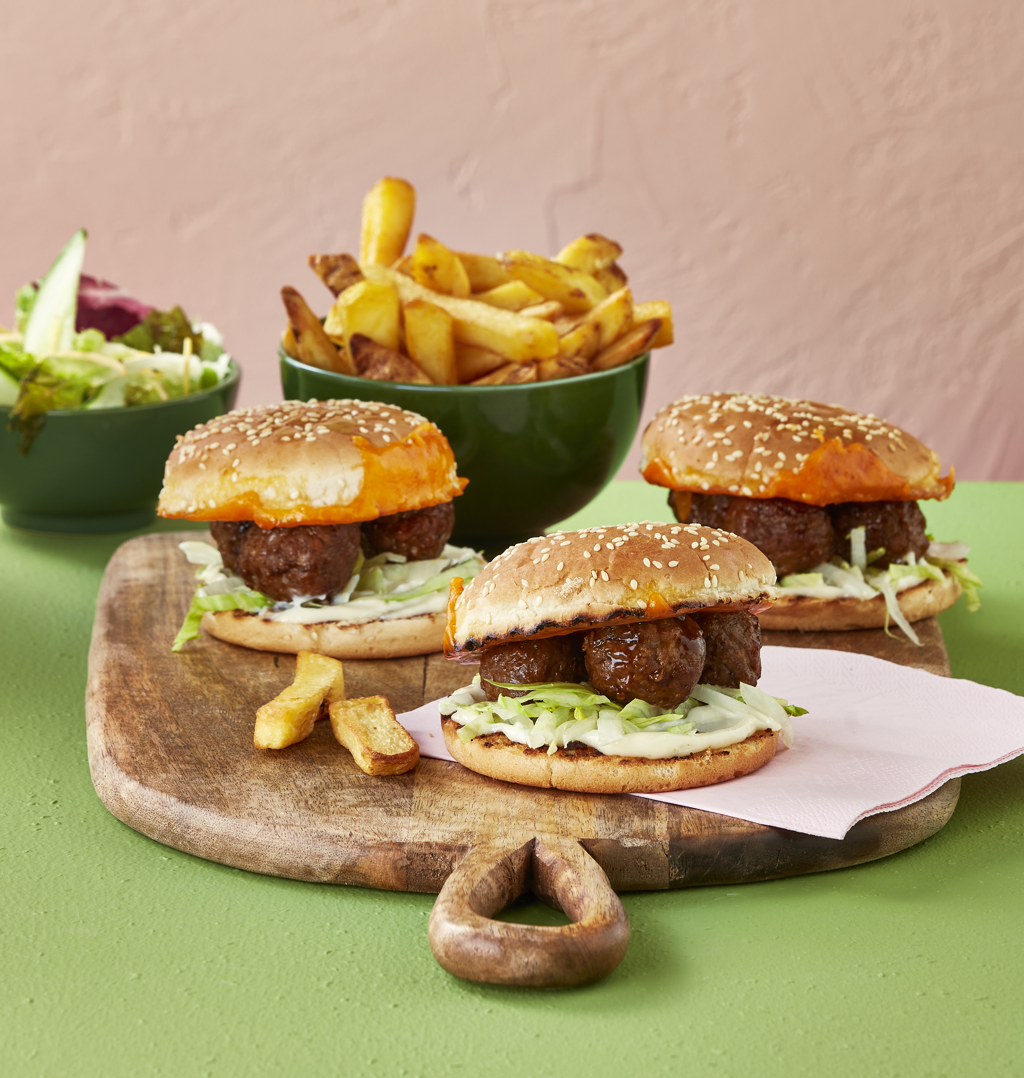 Hamburgerbroodjes met plantaardige balletjes en cheddar