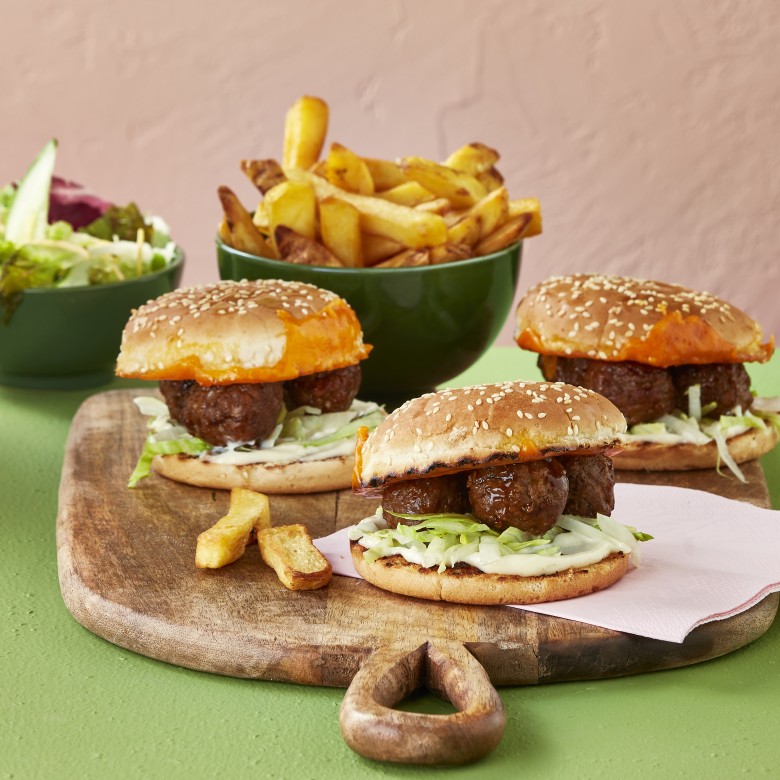 Hamburgerbroodjes met plantaardige balletjes en cheddar