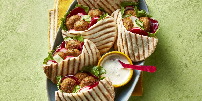 Pita’s met falafel, zoetzure biet en tzatziki