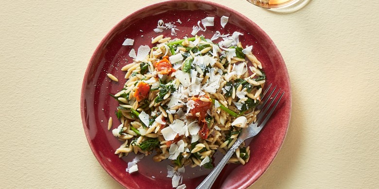 Orzo met spinazie en zongedroogde tomaten