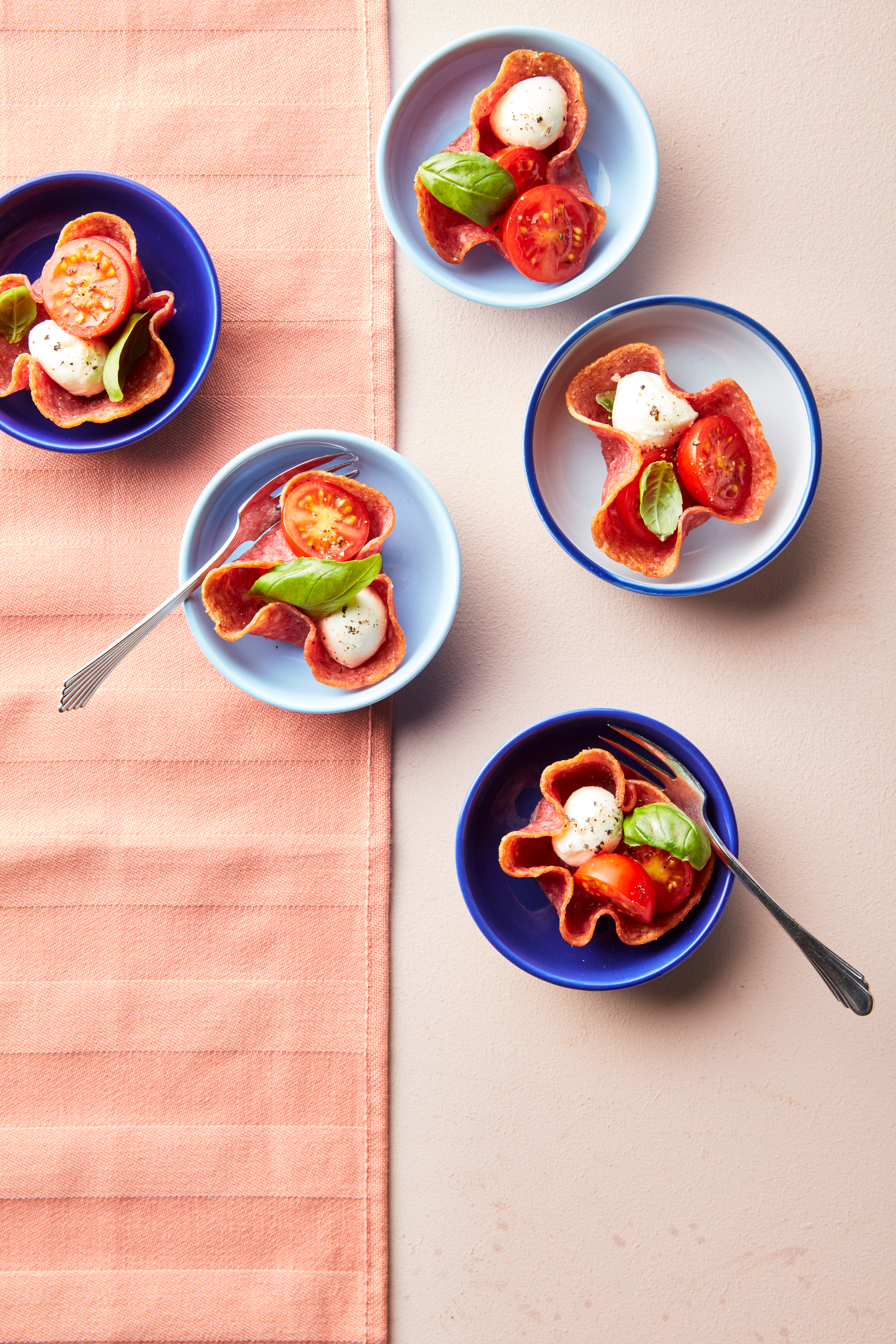 Caprese borrelhapje met salami