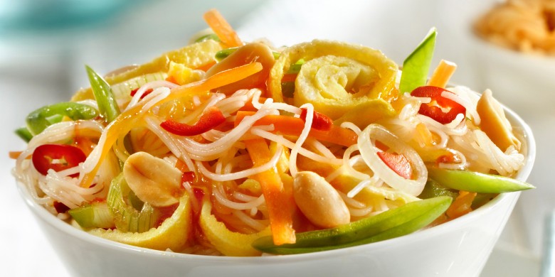 Rijstnoedelsalade met ragfijne groenten