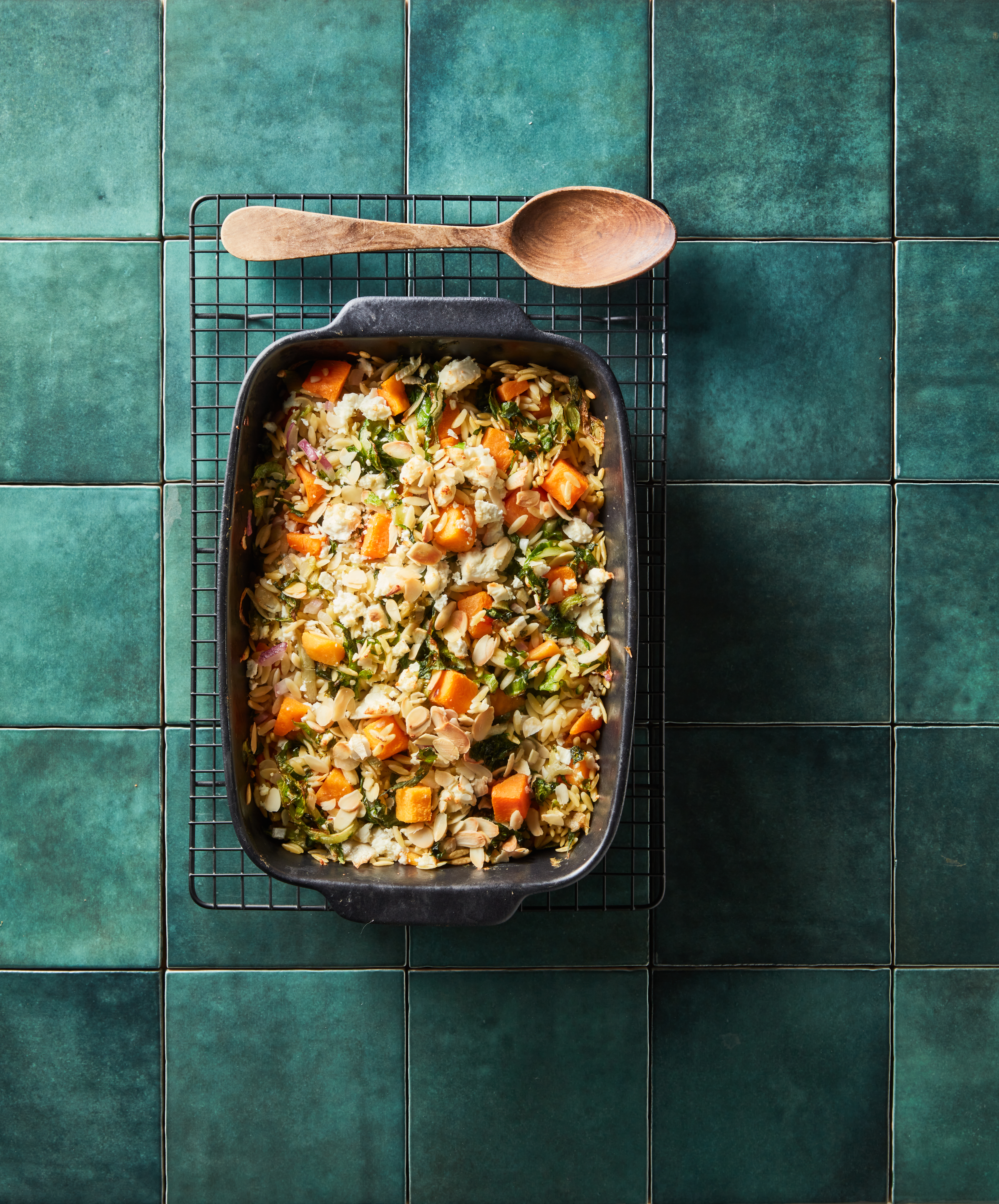 Orzo-ovenschotel met pompoen en andijvie