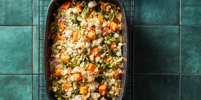 Orzo-ovenschotel met pompoen en andijvie