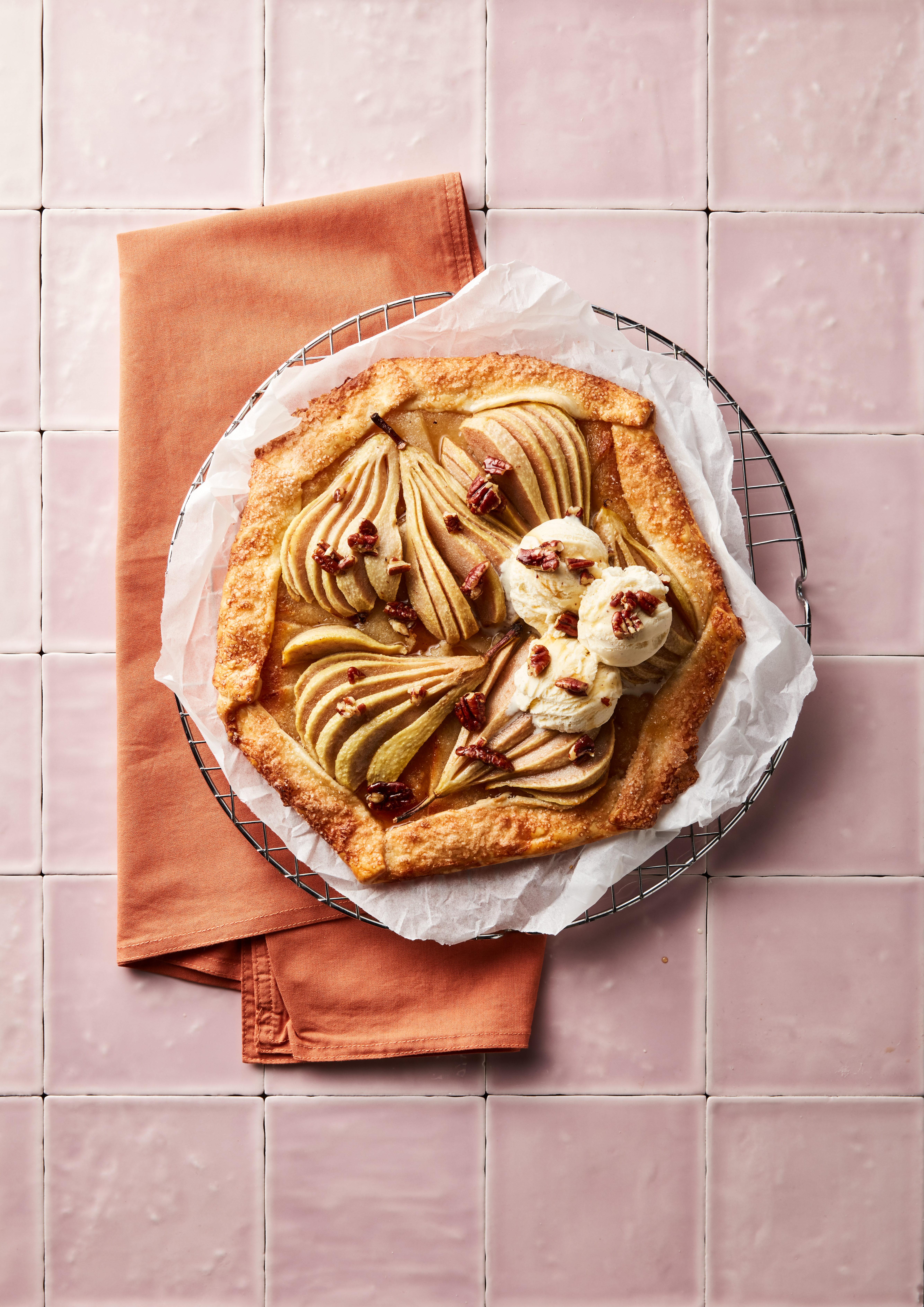 Perengalette met amandelspijs en vanille-ijs