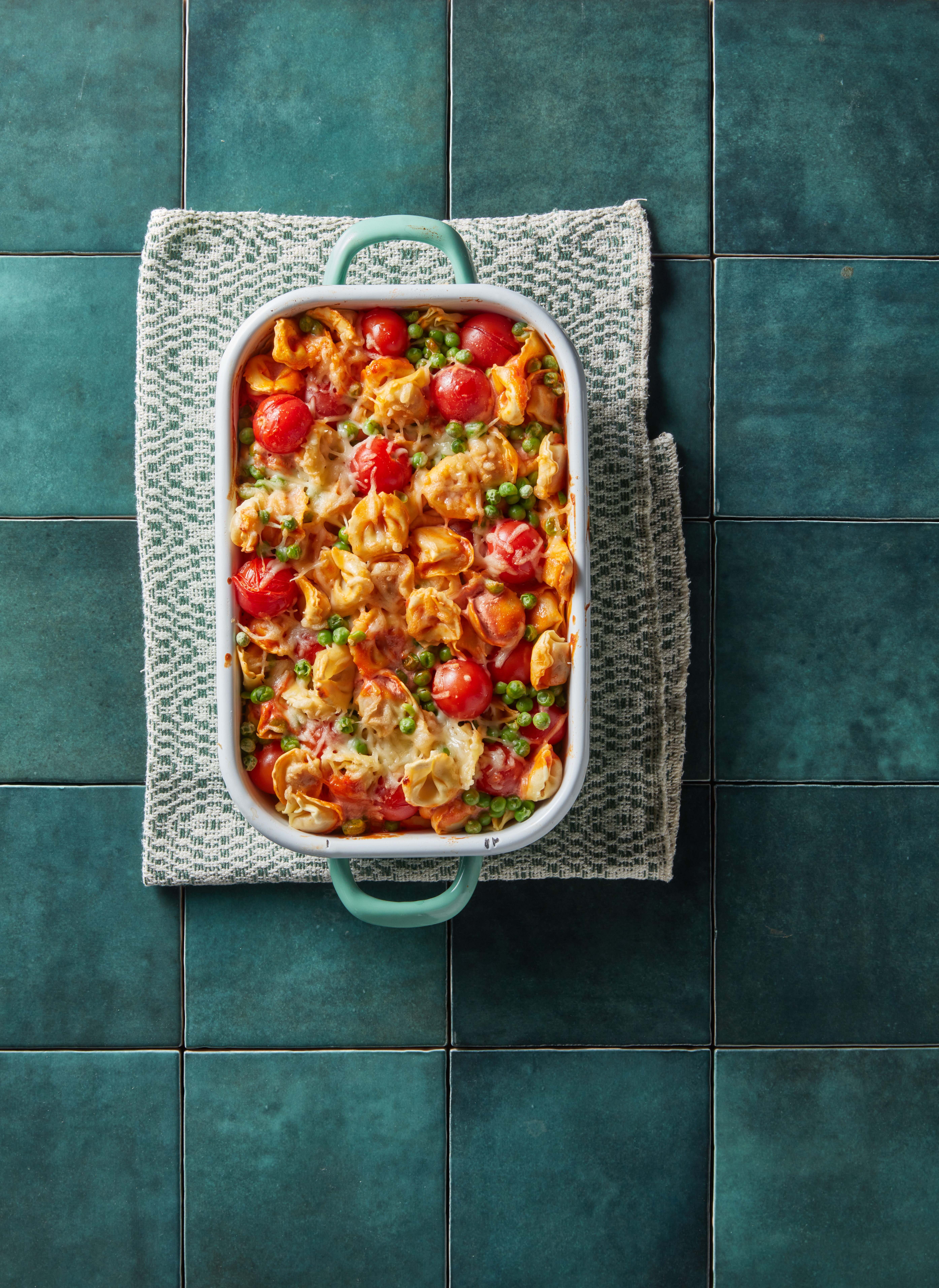 Tortellini ovenschotel met romige tomatensaus en kaas