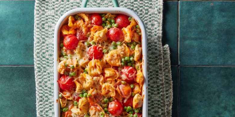 Tortellini ovenschotel met romige tomatensaus en kaas