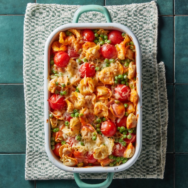 Tortellini ovenschotel met romige tomatensaus en kaas