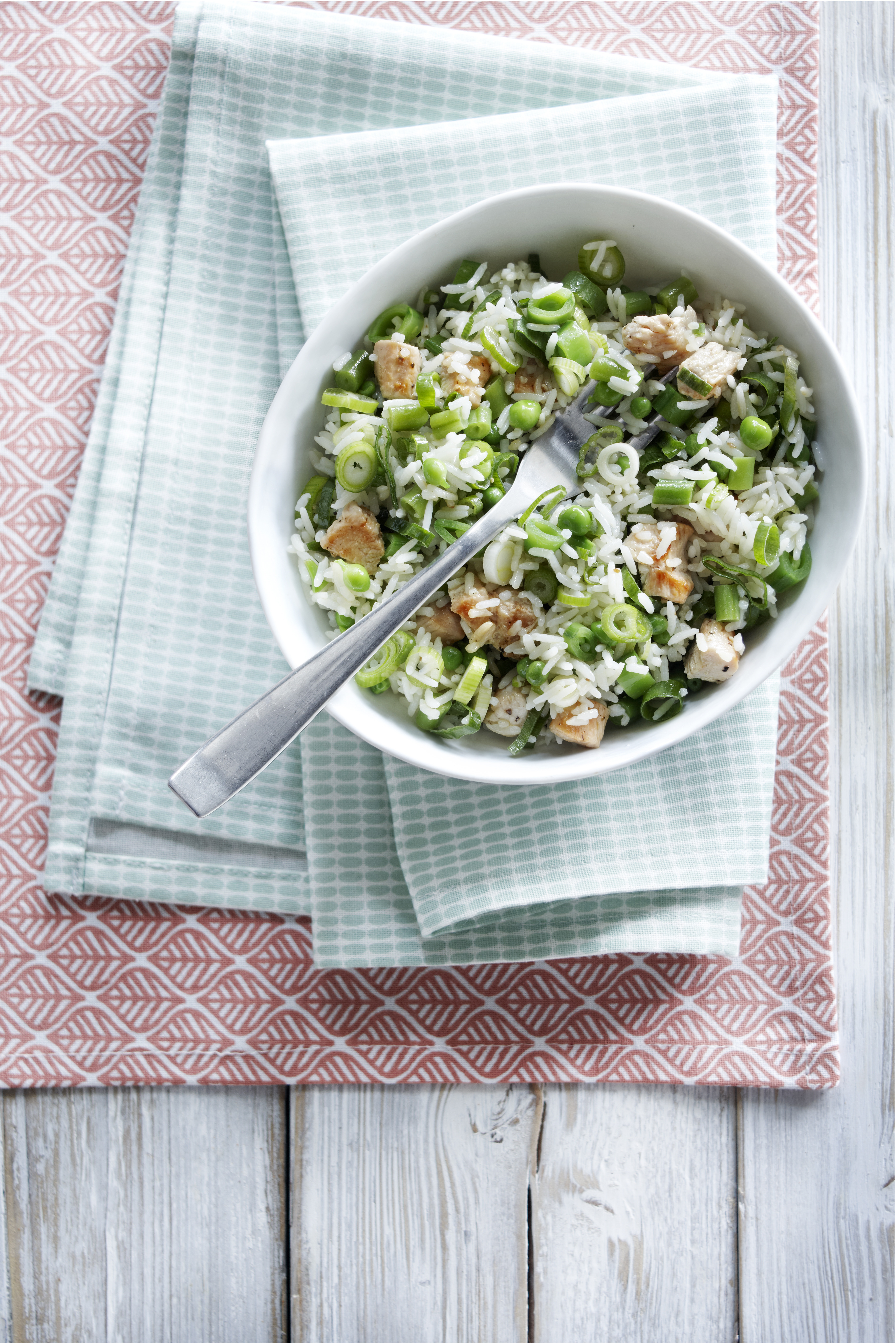 Rijstsalade met groene groenten en kalkoen