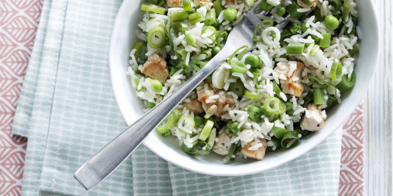 Rijstsalade met groene groenten en kalkoen