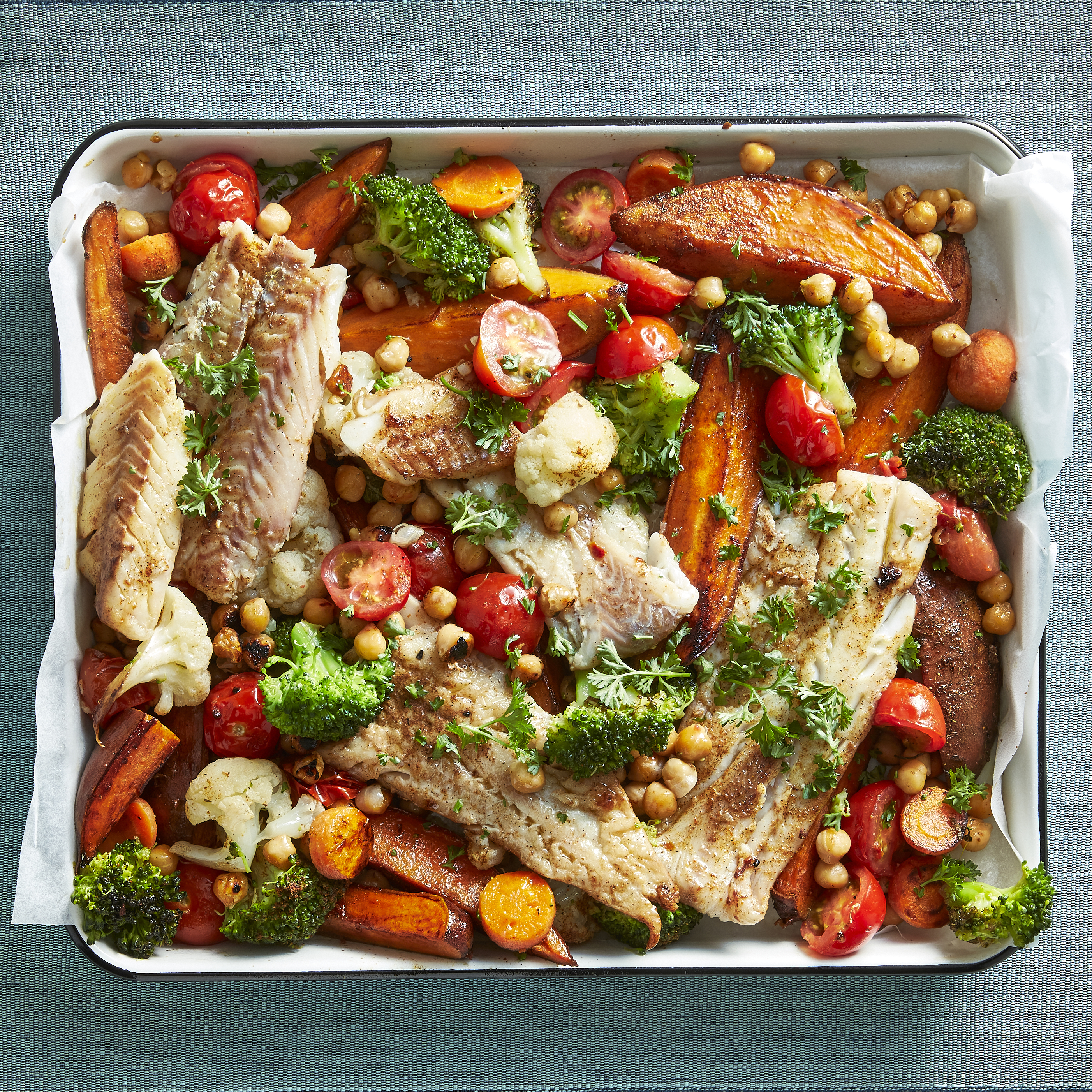 Traybake met vis, zoete aardappel en kikkererwten