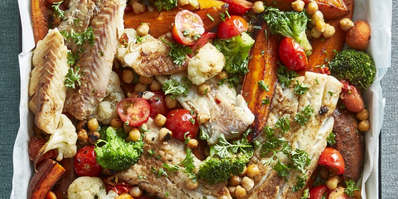Traybake met vis, zoete aardappel en kikkererwten