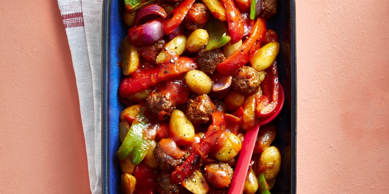 Ovenschotel met gehaktballetjes, krieltjes en tomatensaus