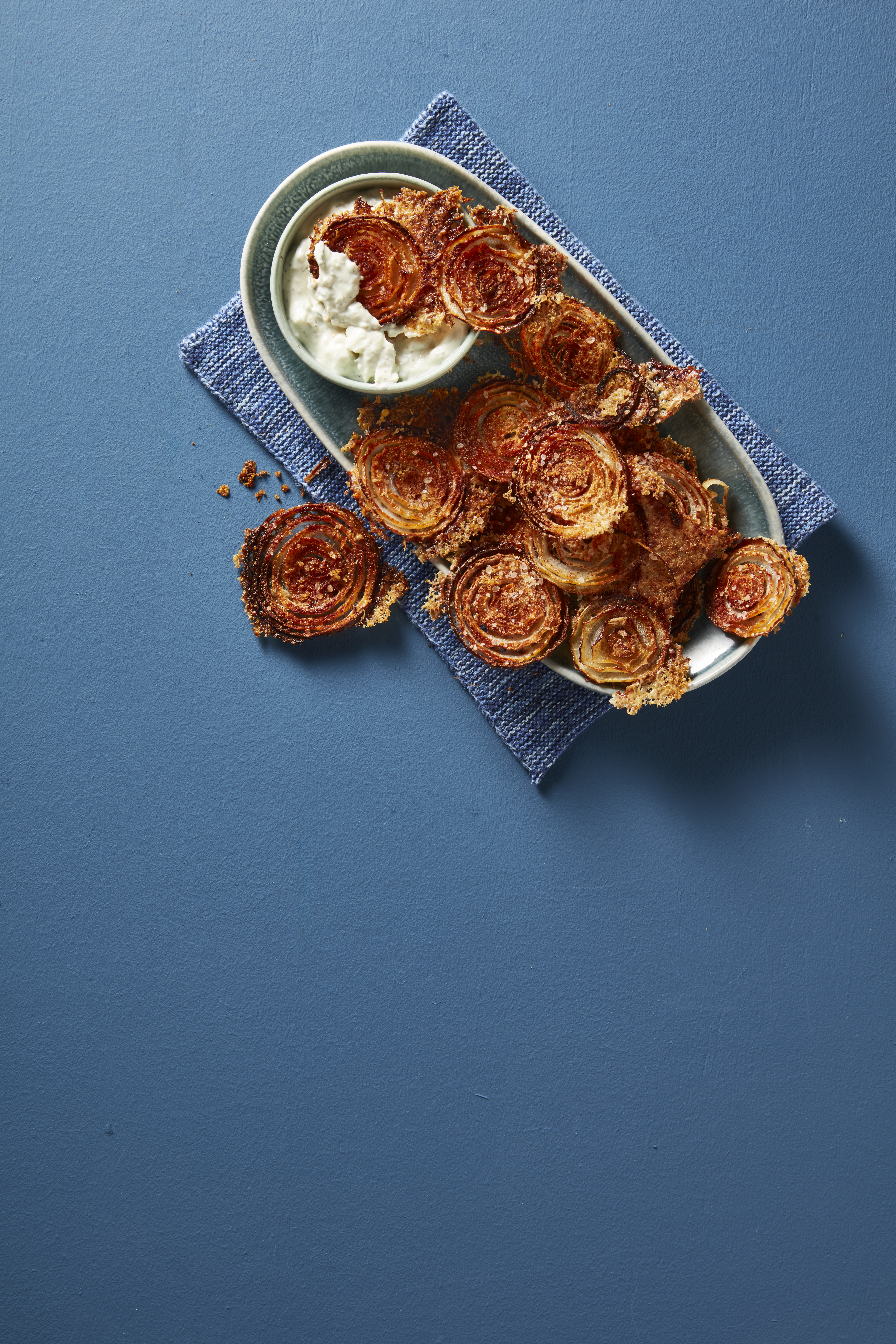 Uienringenchips met dip