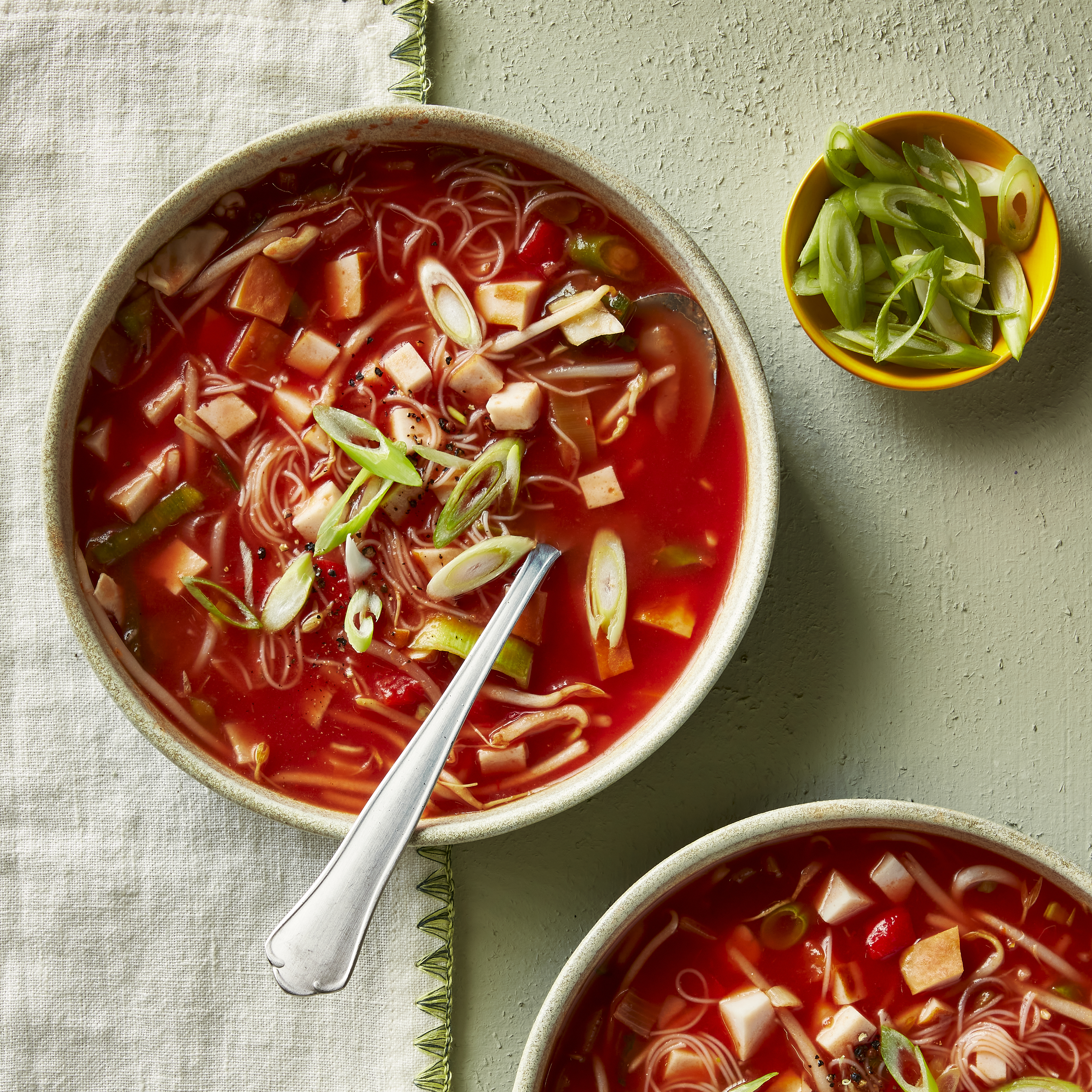 Chinese tomatensoep met kip, mihoen en taugé
