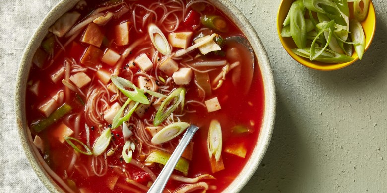 Chinese tomatensoep met kip, mihoen en taugé 