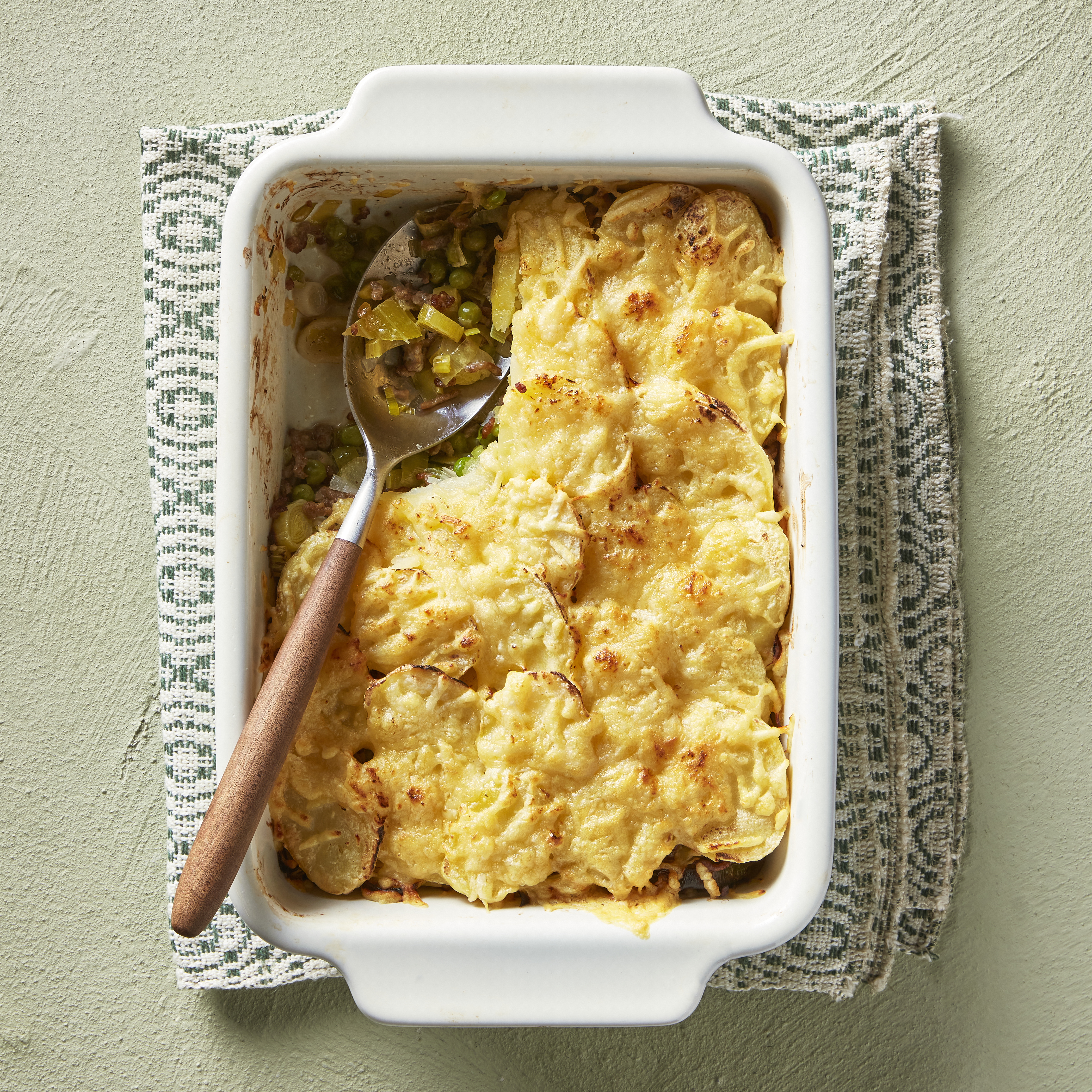 Gehaktschotel met prei, bleekselderij en erwten