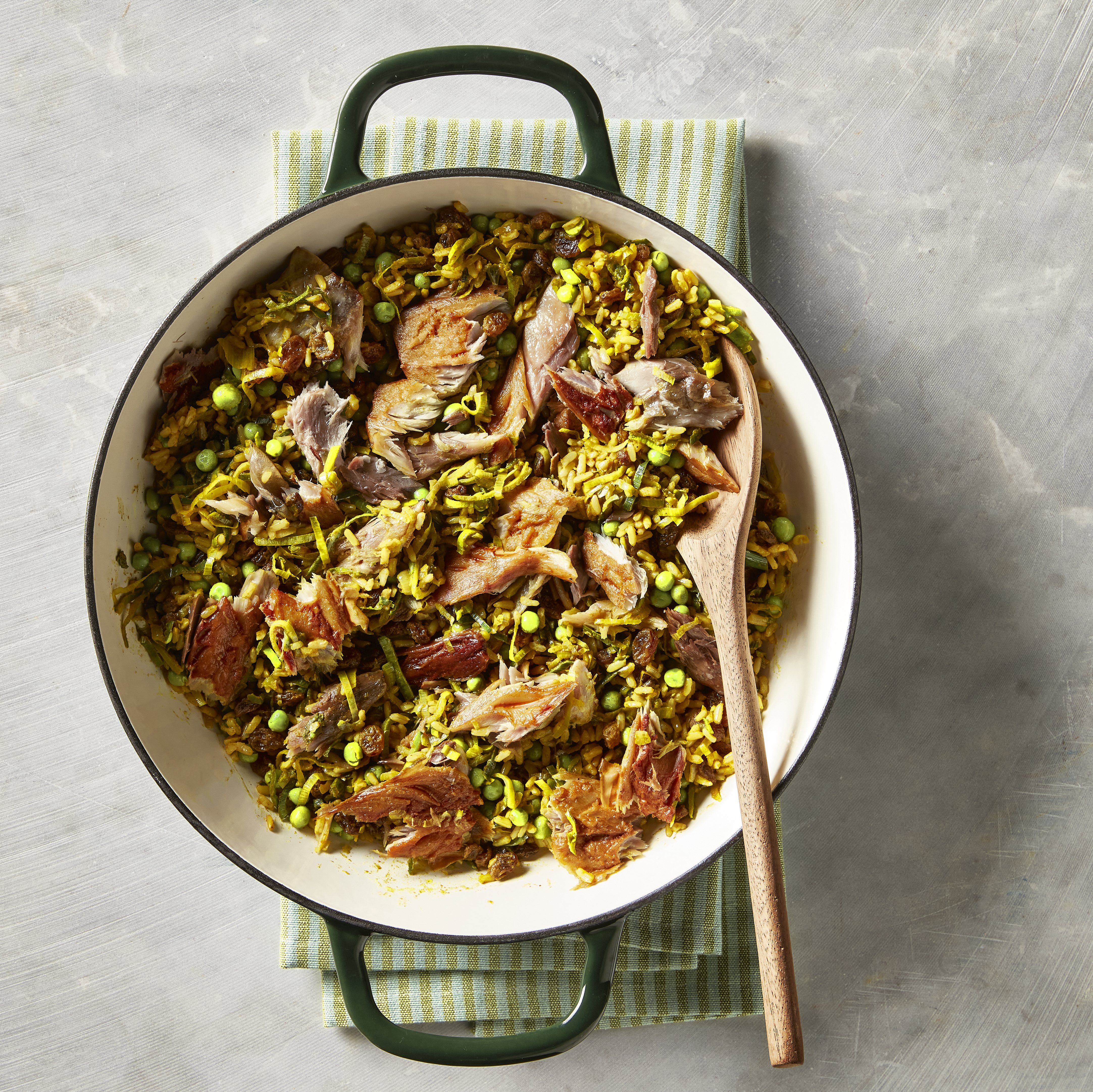 Rijst met erwtjes en gerookte makreel