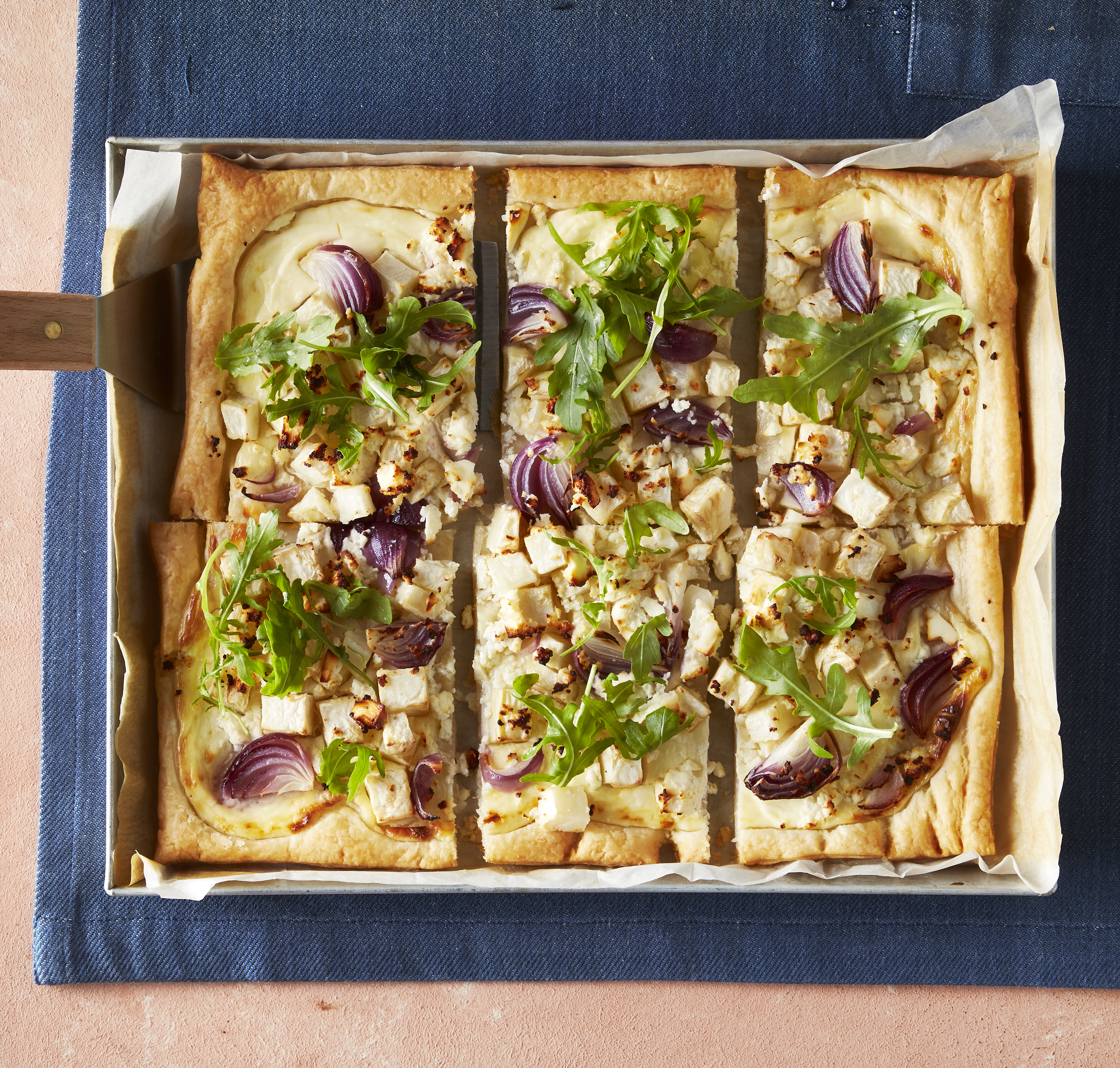 Plaattaart met knolselderij en witte kaas