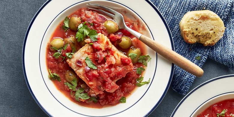 Mediterrane gestoofde koolvis met olijven