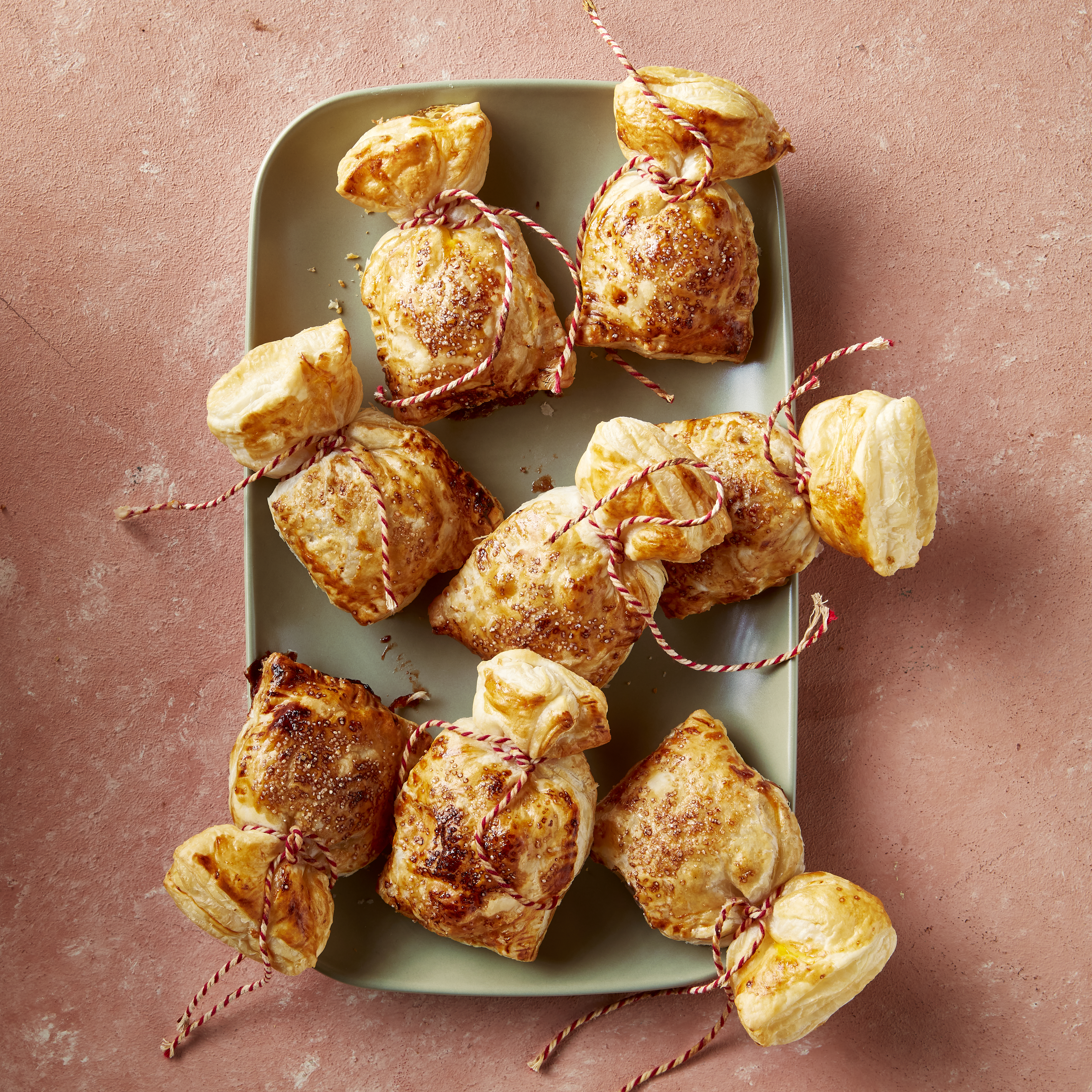 Bladerdeeg sint-zakjes met appel en rozijnen